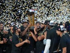 湖人官方媒体回击球迷质疑季中赛冠军，却被(bèi)詹姆斯言论打臉(liǎn)