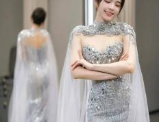 余霜 | 穿透视装，身材曲线婀(ē)娜，当主持信手拈来