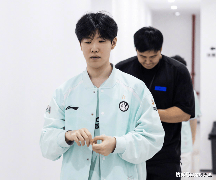 炫神因骂theshy被处罚，如(rú)今认怂，公开道(dào)歉希望拿(ná)回二(èr)路(lù)解(jiě)說(shuō)权