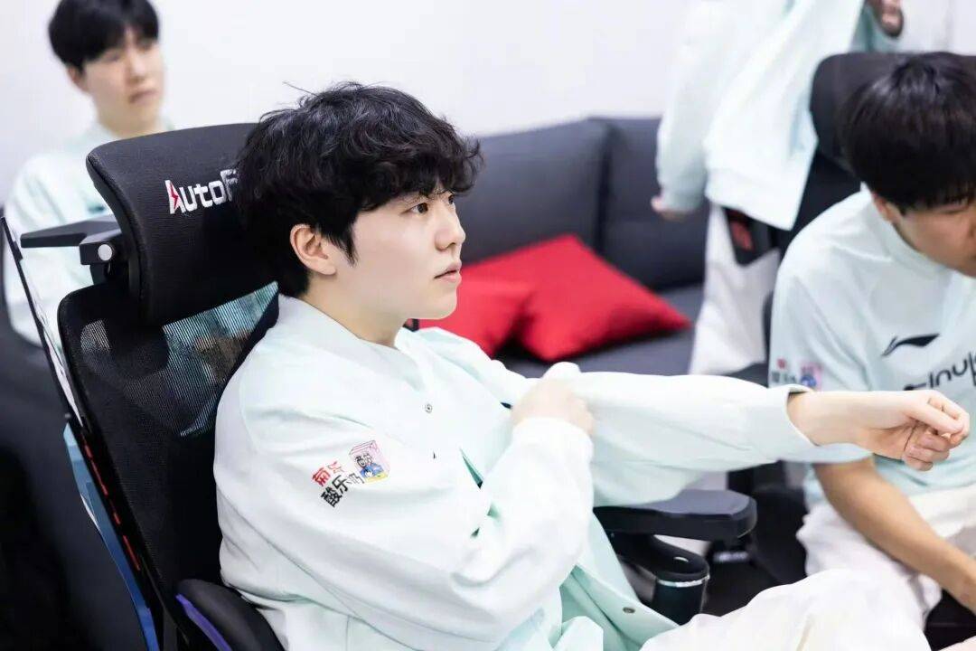 虎娘日報(bào)：T1全球总决赛冠军皮膚(fū)原畫(huà)公(gōng)布 WBG零封(fēng)碾压JDG取勝(shèng)