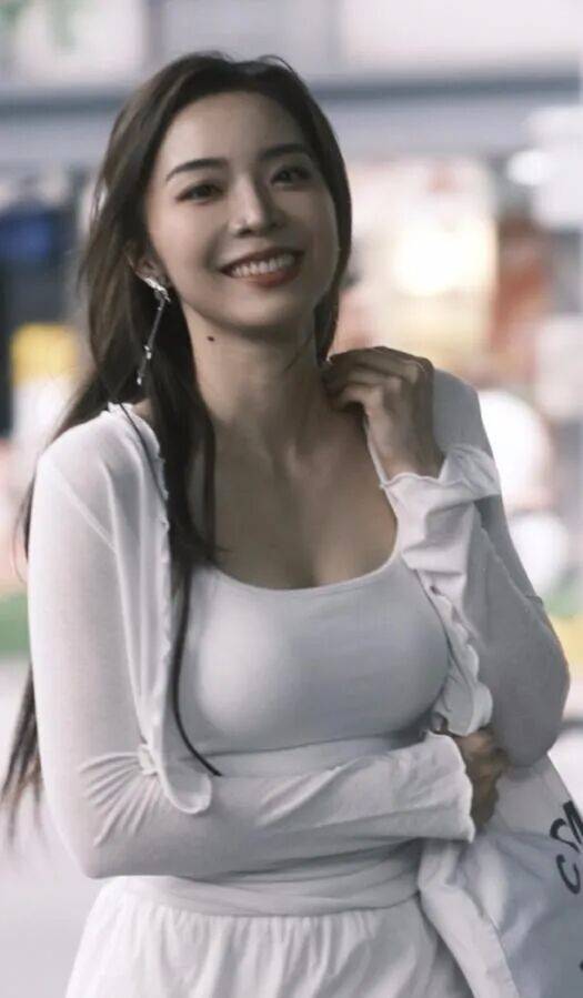 余霜(shuāng)：从LPL到央(yāng)视的(de)跨界破壁者