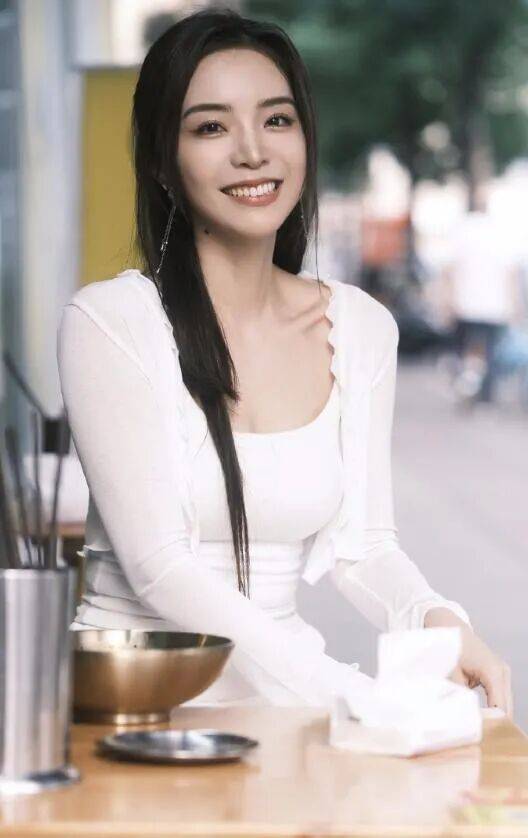 余霜(shuāng)：从LPL到央(yāng)视的(de)跨界破壁者