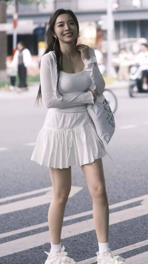 余霜(shuāng)：从LPL到央(yāng)视的(de)跨界破壁者