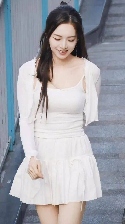 余霜(shuāng)：从LPL到央(yāng)视的(de)跨界破壁者