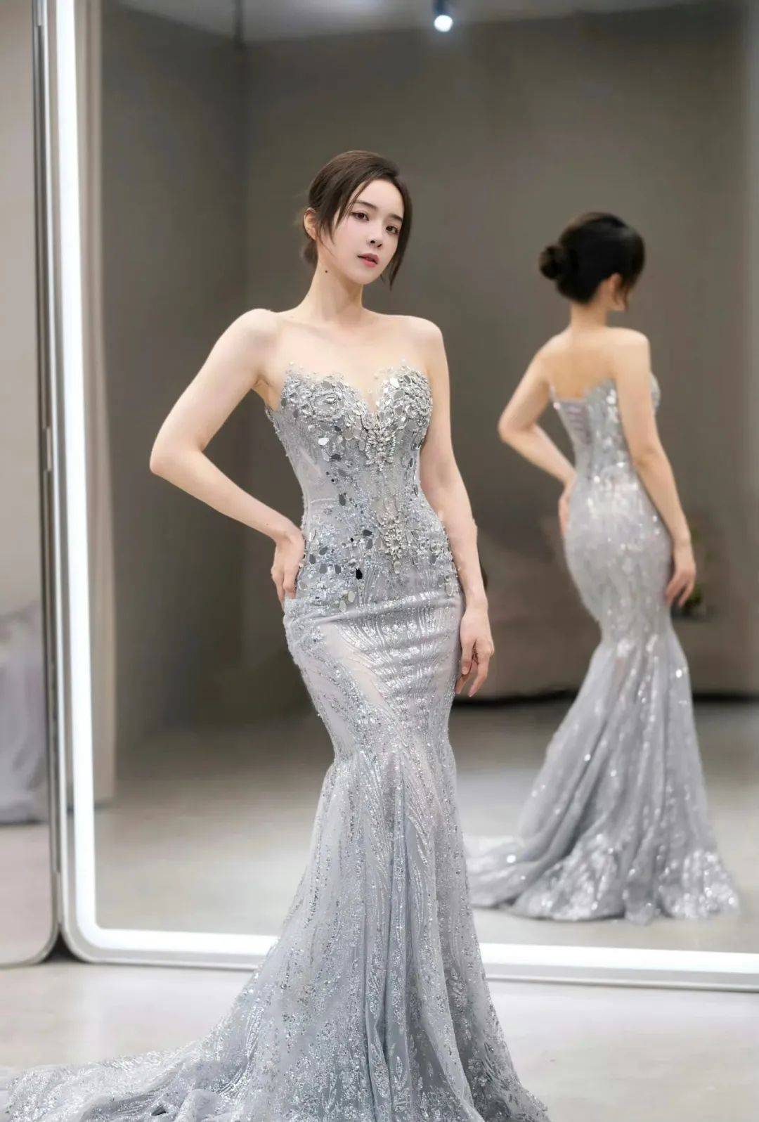 余霜 | 穿透视装，身材曲线婀(ē)娜，当主持信手拈来