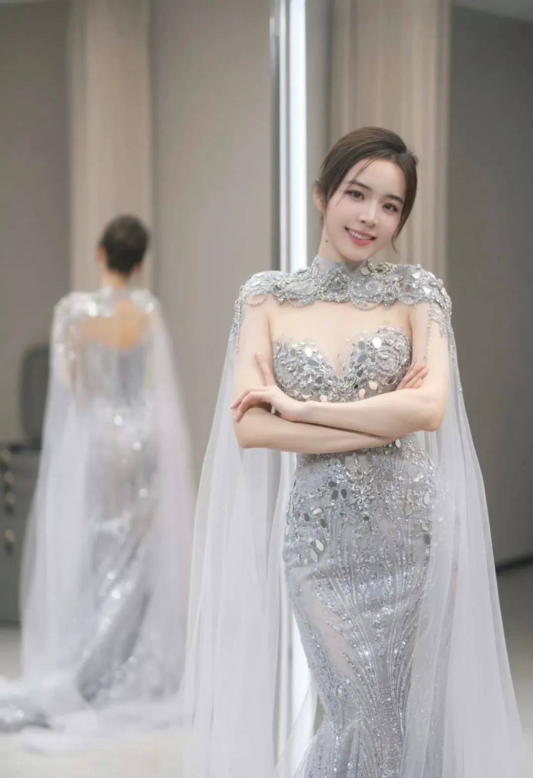 余霜 | 穿透视装，身材曲线婀(ē)娜，当主持信手拈来