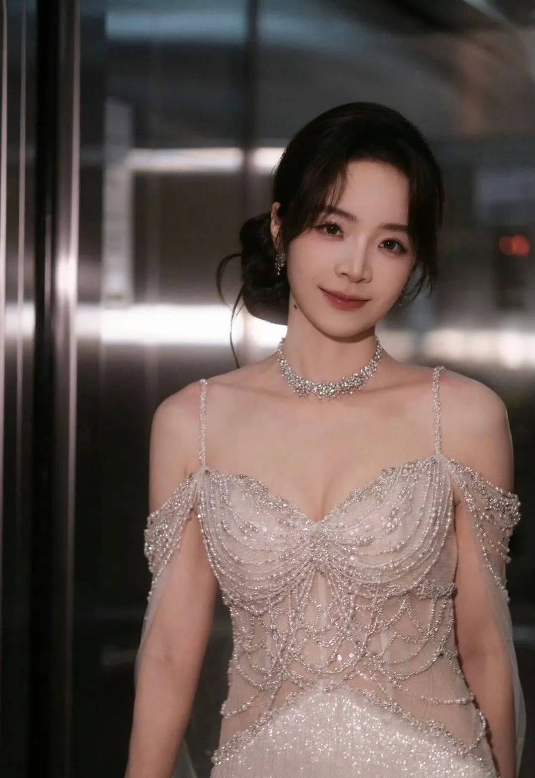 余霜 | 穿透视装，身材曲线婀(ē)娜，当主持信手拈来