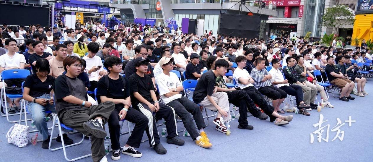 大湾区电竞迷(mí)再聚万江，LOL峡谷传奇觀(guān)赛派(pài)对落(luò)幕