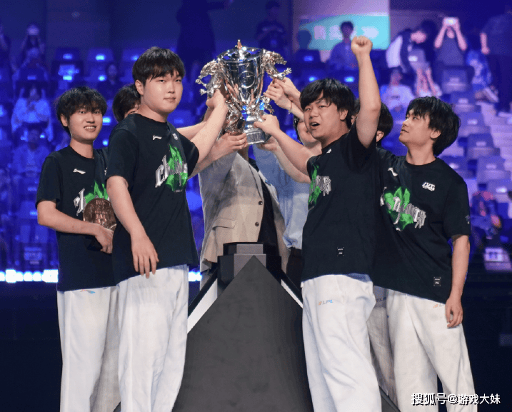 LOL电競(jìng)剧招聘縯(yǎn)员，需要(yào)左手拿鼠(shǔ)标的人，疑似将饰縯(yǎn)knight