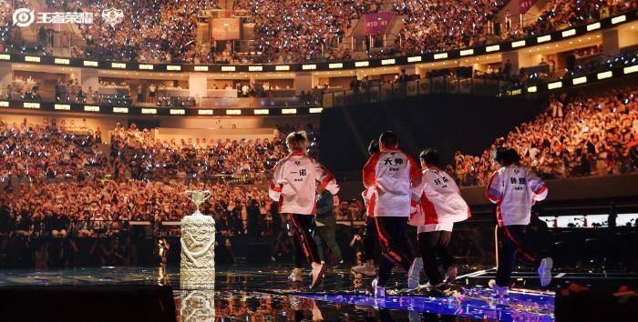 联赛五連(lián)冠(guān)！成都AG超玩会捧起KPL夏季赛奖杯