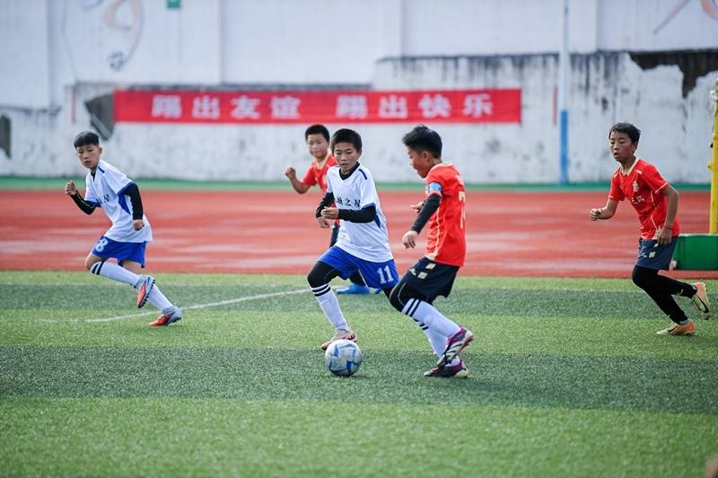 公(gōng)益金(jīn)暖流(liú)育新(xīn)苗 毕节足球青训展新(xīn)姿