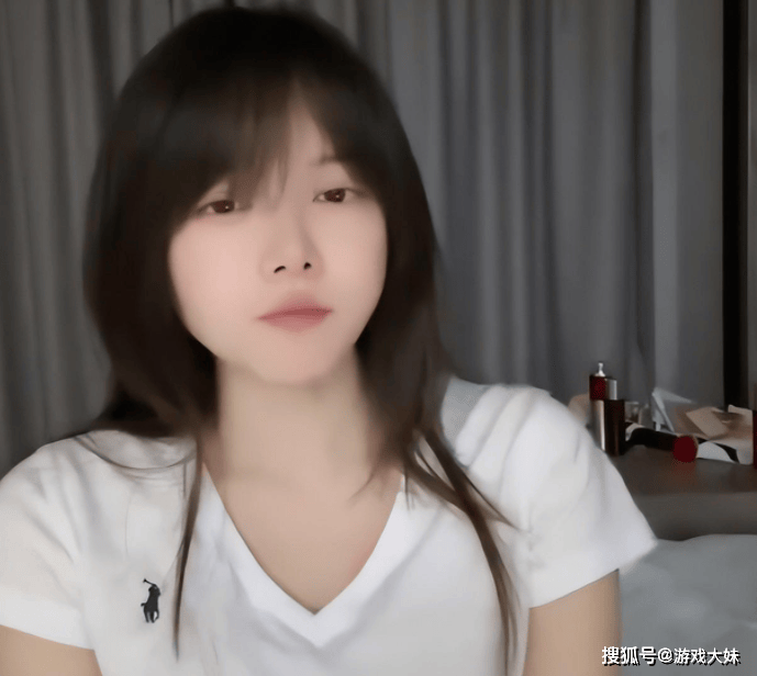 骆歆素(sù)顔(yán)直播，被誇(kuā)顔(yán)值很高，展示身上(shàng)多(duō)处淤青