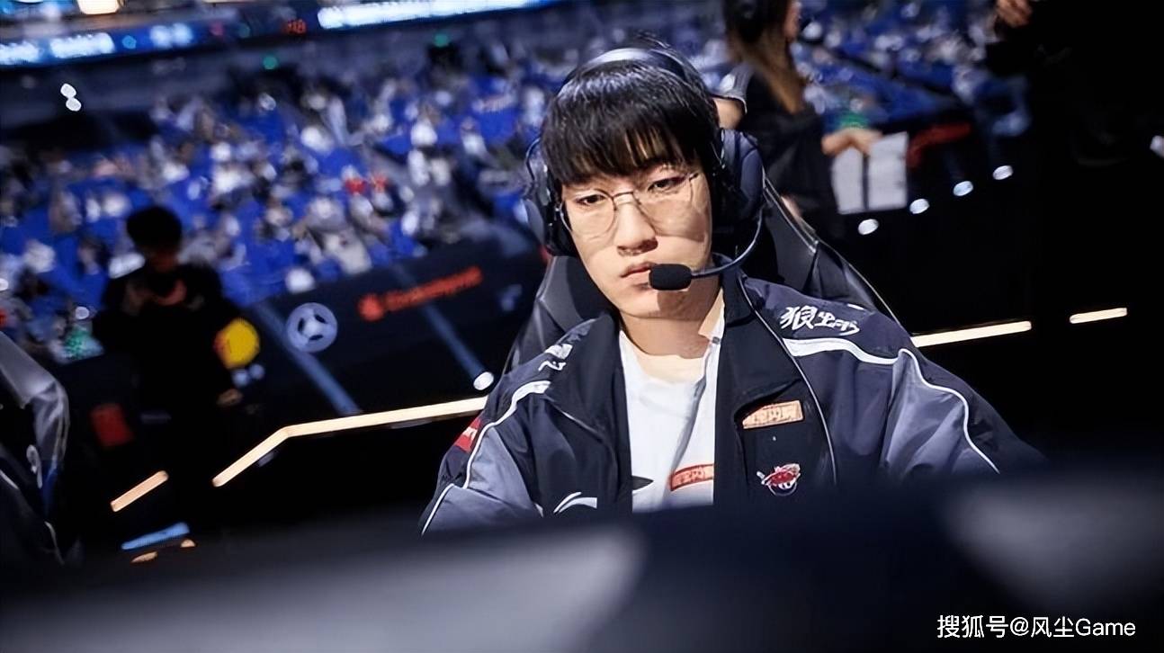 LPL黑馬(mǎ)战队解散重组！冠军中單(dān)退役，AD成转会期抢手货