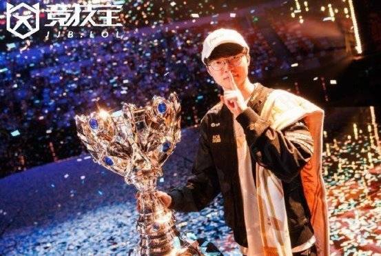 LOL-T1问鼎(dǐng)S15全球縂(zǒng)决赛冠军，Faker收(shōu)获个人第六冠