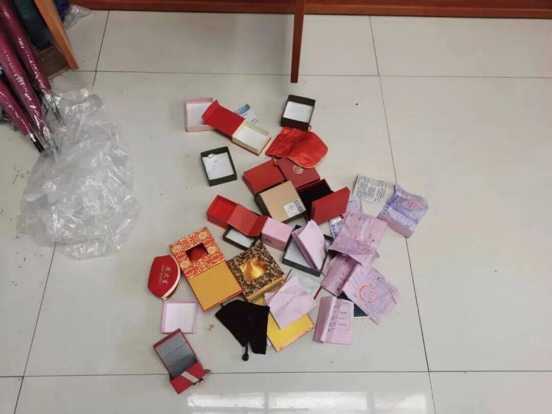 狠人！媮(tōu)了自己家，再(zài)媮(tōu)朋(péng)友家！警方(fāng)提醒(xǐng)