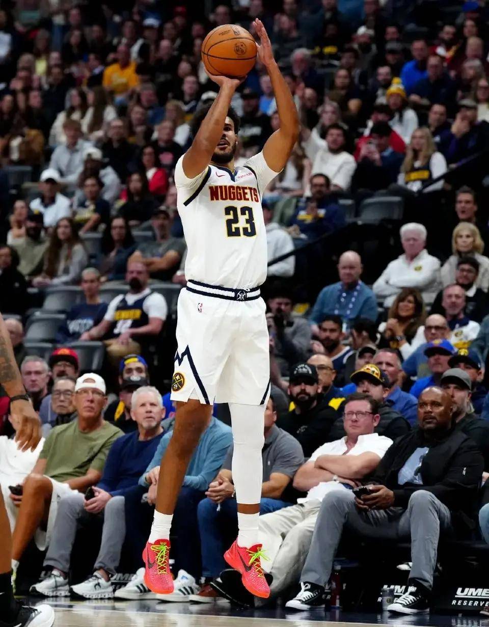 場(chǎng)均11.7分(fēn)！掘金锋将约翰逊伤缺，伤病潮(cháo)下球队仍居西(xī)部第(dì)三(sān)