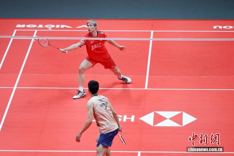 世界羽联世巡(xún)赛总决赛男单小组赛：石(shí)宇奇勝(shèng)周(zhōu)天成(chéng)
