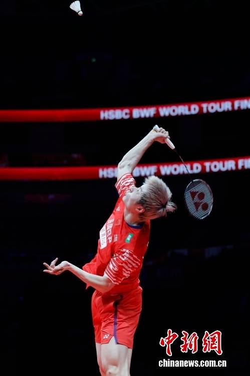 世界羽联世巡(xún)赛总决赛男单小组赛：石(shí)宇奇勝(shèng)周(zhōu)天成(chéng)